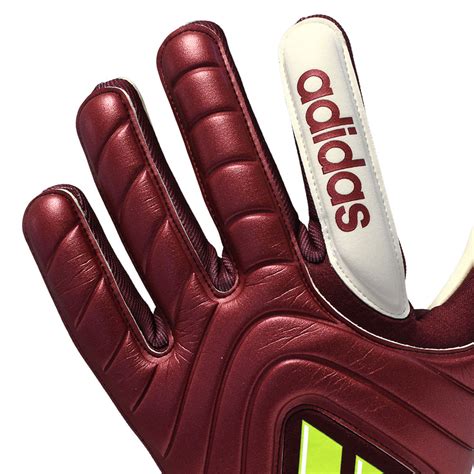 Adidas actualiza su línea Copa: los guantes que usan Lunin y .